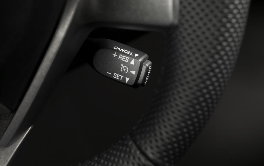 Детали интерьера Scion tC 2011 года  (фото 58 из 68)